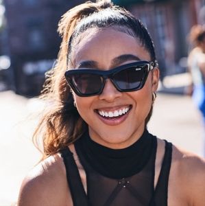 Quay Australia "On The Radio" CatEye Black Smoke Polarized Sunnies NWT Authentic